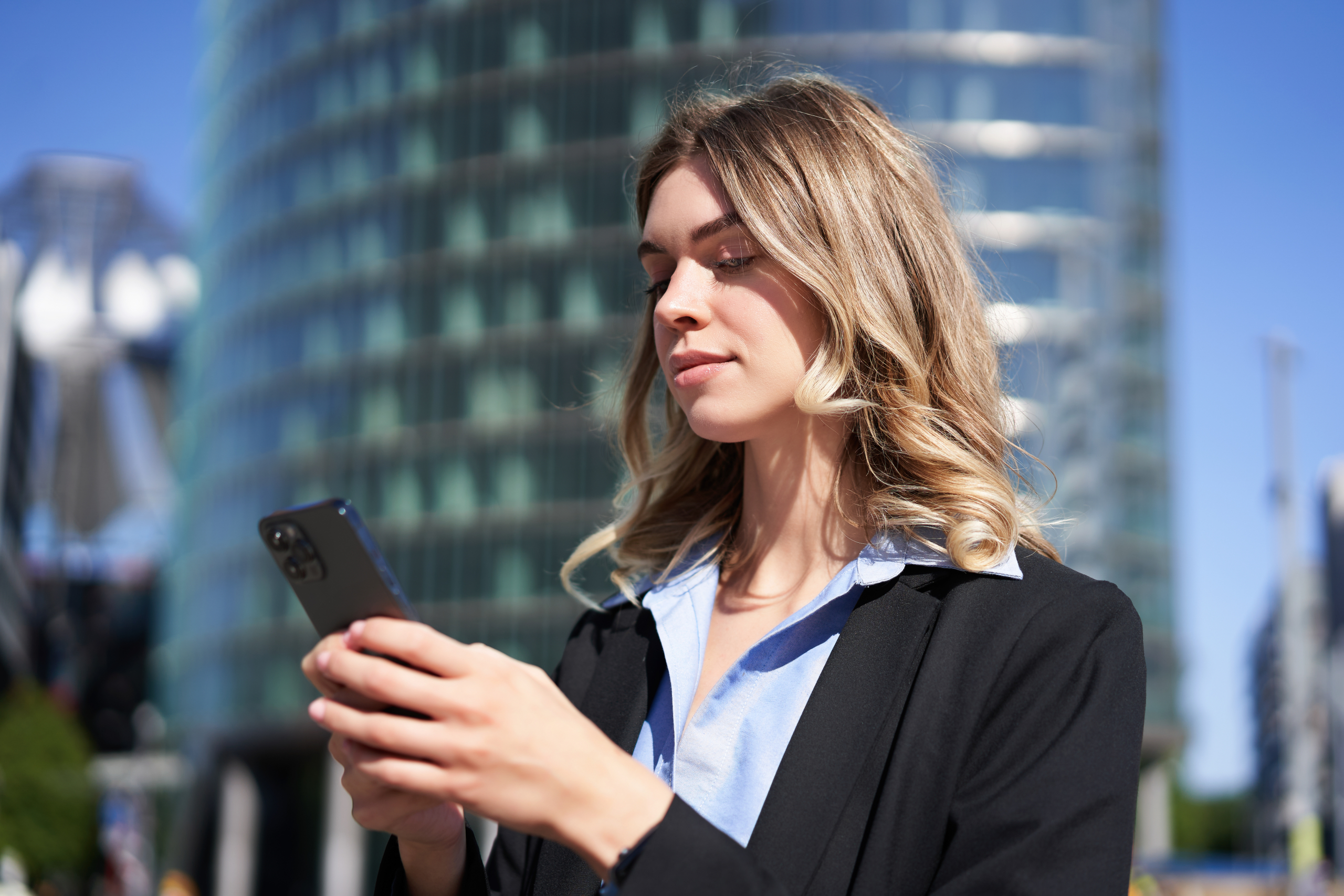 Lawyer using WhatsApp and a court judgment with personal data, illustrating a GDPR fine in Spain.