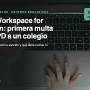 Google Workspace for Education: manos de un alumno en un portátil escolar; primera multa de la AEPD a un colegio, 20.000 €