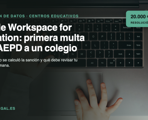 Google Workspace for Education: manos de un alumno en un portátil escolar; primera multa de la AEPD a un colegio, 20.000 €