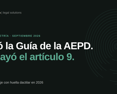 Fichaje con huella dactilar en el lector de acceso de una empresa