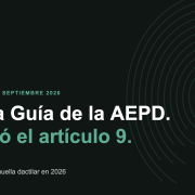 Fichaje con huella dactilar en el lector de acceso de una empresa