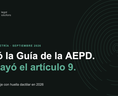 Fichaje con huella dactilar en el lector de acceso de una empresa