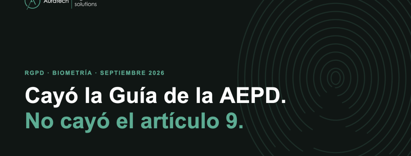 Fichaje con huella dactilar en el lector de acceso de una empresa