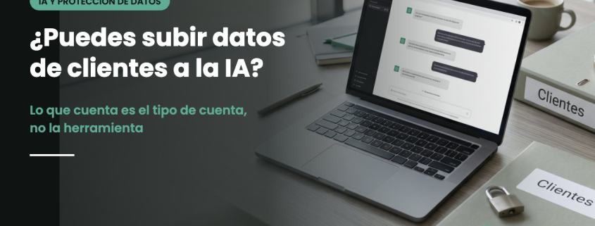 Datos de clientes en la IA: portátil con un chat de IA y carpeta de clientes protegida con candado